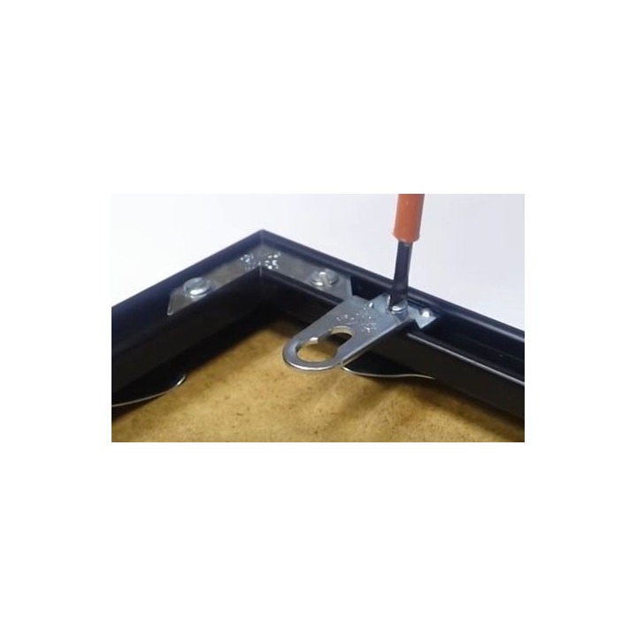 Colgador para marcos de aluminio. 